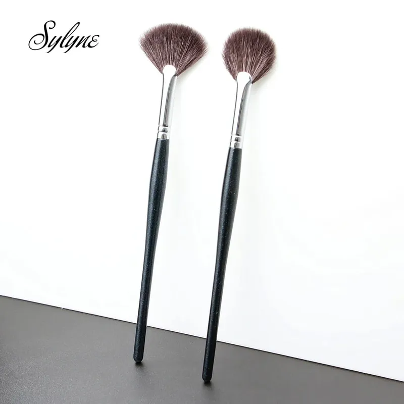Fan Brush Highlighter Natural Goat Hair High Quality Makeup Brushes — image 1