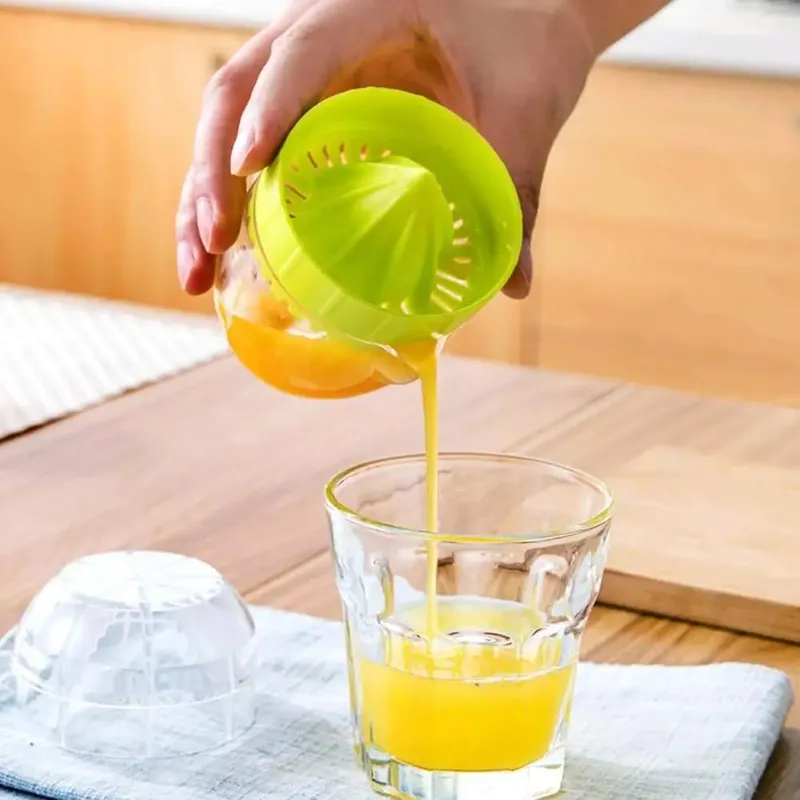 Lemon Squeezer With Lid Plastic Manual Lemon Juicer Orange Press Cup Citrus Squeezer with Pour Spout Fruit Tools KC0130