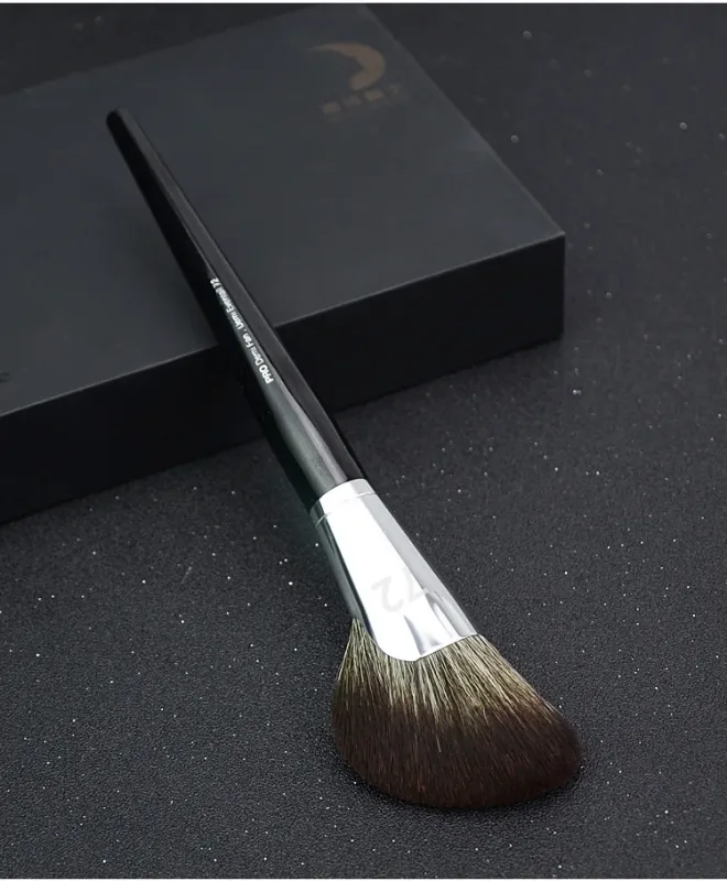 1 piece Pro Demi Fan Makeup brushes Face powder contour #72 Make up brush Bronzer Sculpting wood handle — image 4