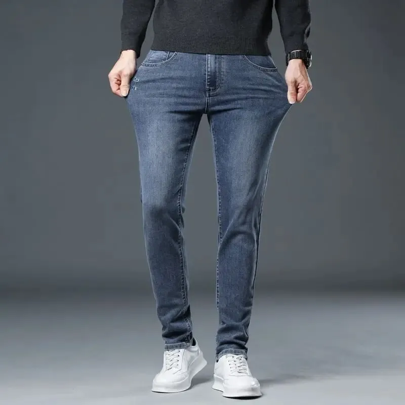 Nuevos pantalones vaqueros elásticos de otoño/invierno 2025 para hombres jóvenes con cintura elástica recta pequeña, pantalones vaqueros a la moda para hombres — image 4