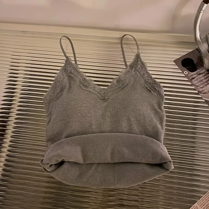 Camis Elegan Ramping Musim Panas 2026 Atasan Kamisol Wanita Atasan Korset Tanpa Lengan Seksi dengan Bantalan Dada Atasan Crop Tambal Sulam Renda Manis — image 4