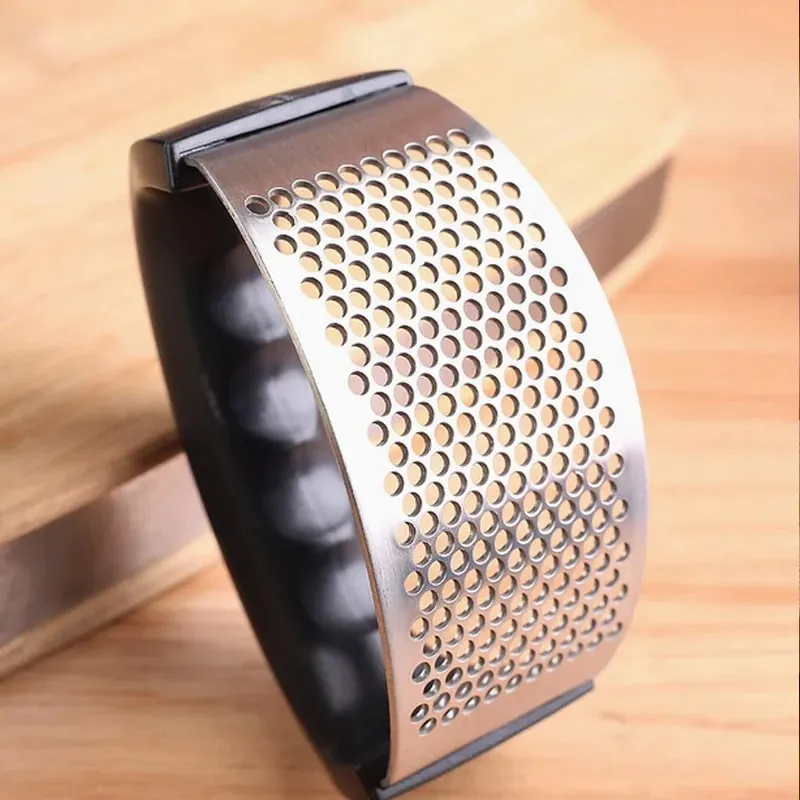 Stainless Steel Garlic Press – Metal & Plastic One-Press Design Easy to Clean Effort-Saving