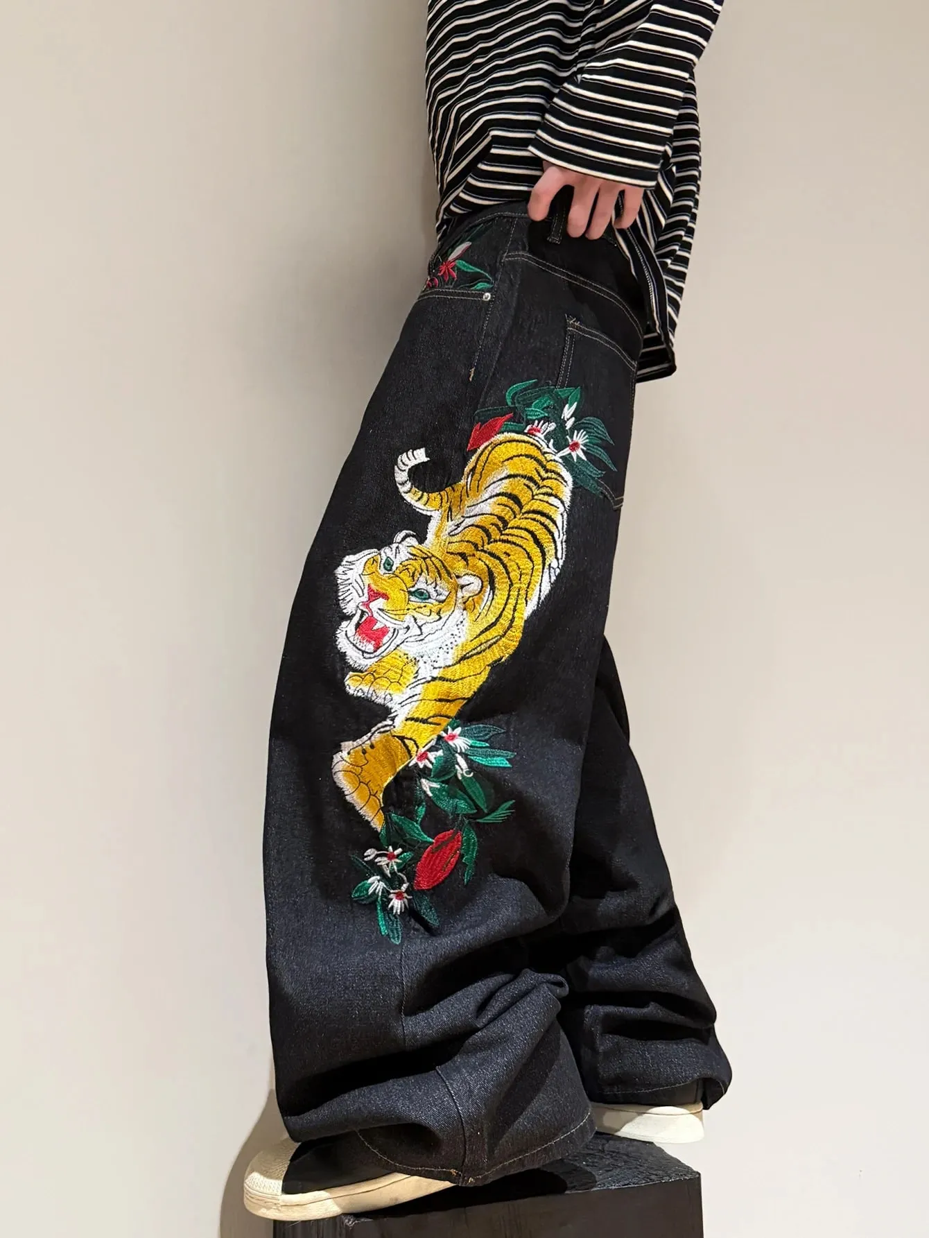 Amerikanische Retro-Tiger-Stickerei-Design, schwarze Herren-Jeans mit weitem Bein, Y2K-Straße, Hip-Hop, trendige, vielseitige Hose mit geradem Bein — image 2