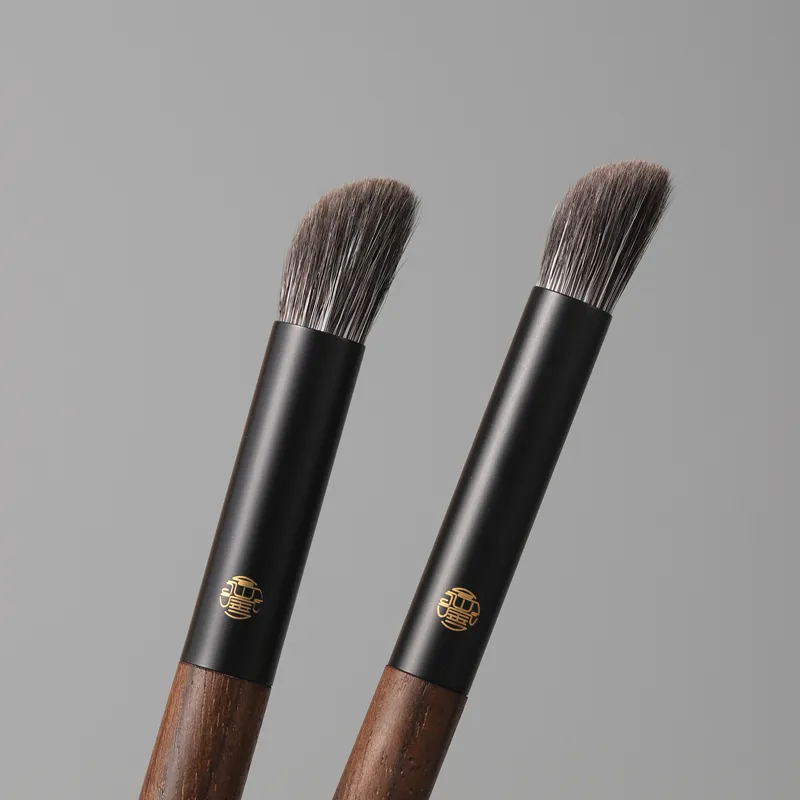 Professional Handmade Makeup Brushes 1PC Soft Blue Fox Hair Slanted Eye Shadow Blending Brush Walnut Handle Make Up Brush