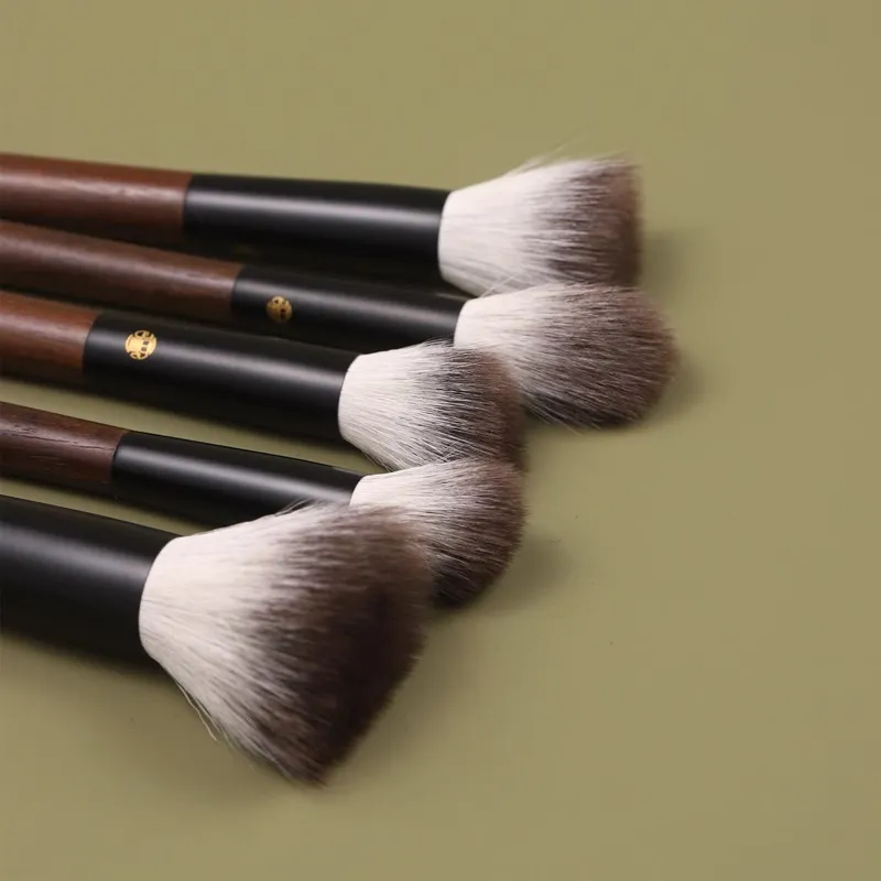 Professional Handmade Makeup Brushes 1PC Blue Fox Goat Hair Stippling Blush Brush Walnut Handle Make Up Brush
