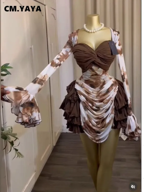 CM.YAYA Damen-Kleid mit Batikdruck, kaskadierende Rüschen, Glocke, lange Ärmel, figurbetont, gerafft, drapiert, V-Ausschnitt, Urlaub, Strand, Urlaubskleider
