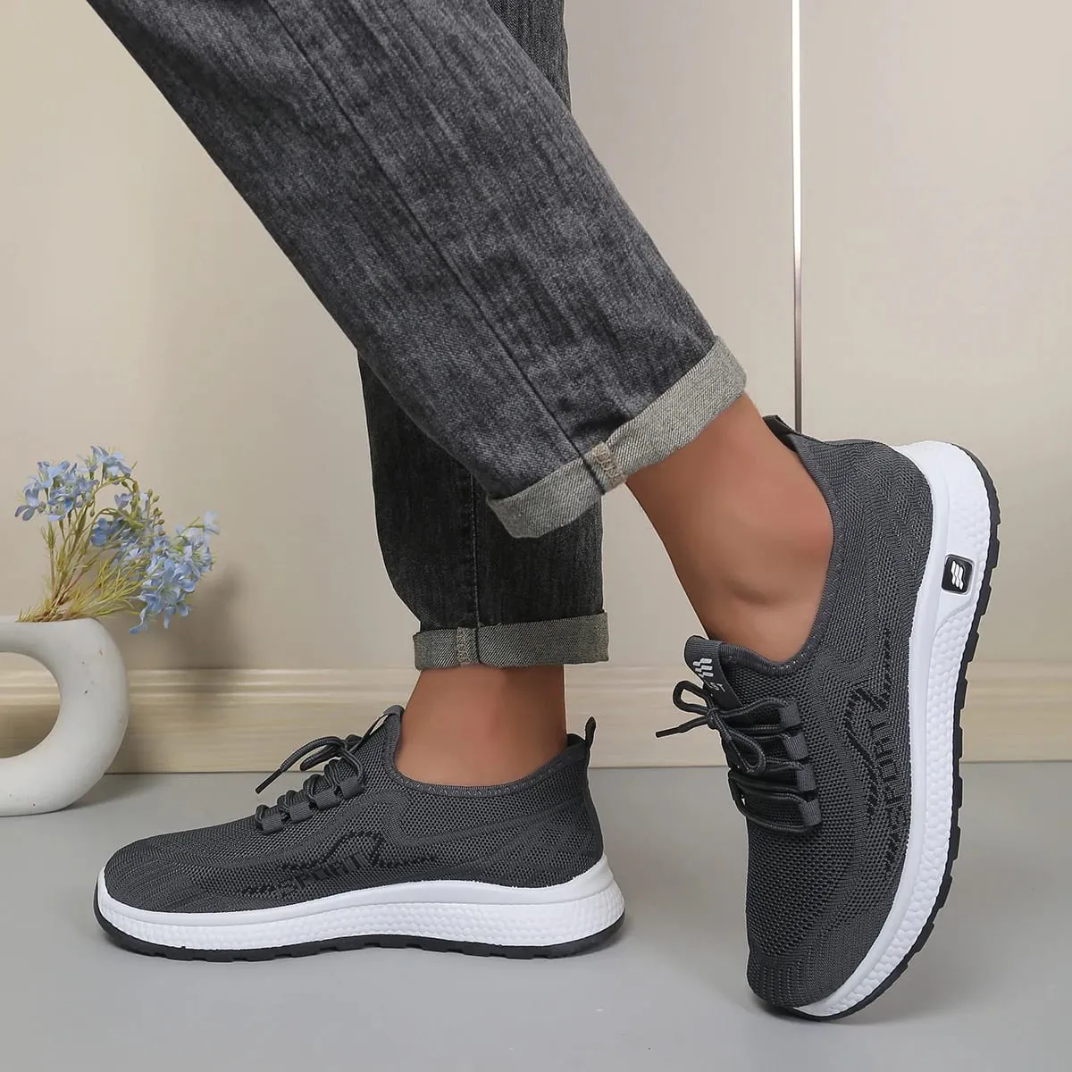 Alas Kaki Bertali Jaring Pria Warna Solid Minimal Sepatu Latihan Serbaguna Sol Luar Hitam Berukir Benjolan Atas Rajutan Berlubang Halus
