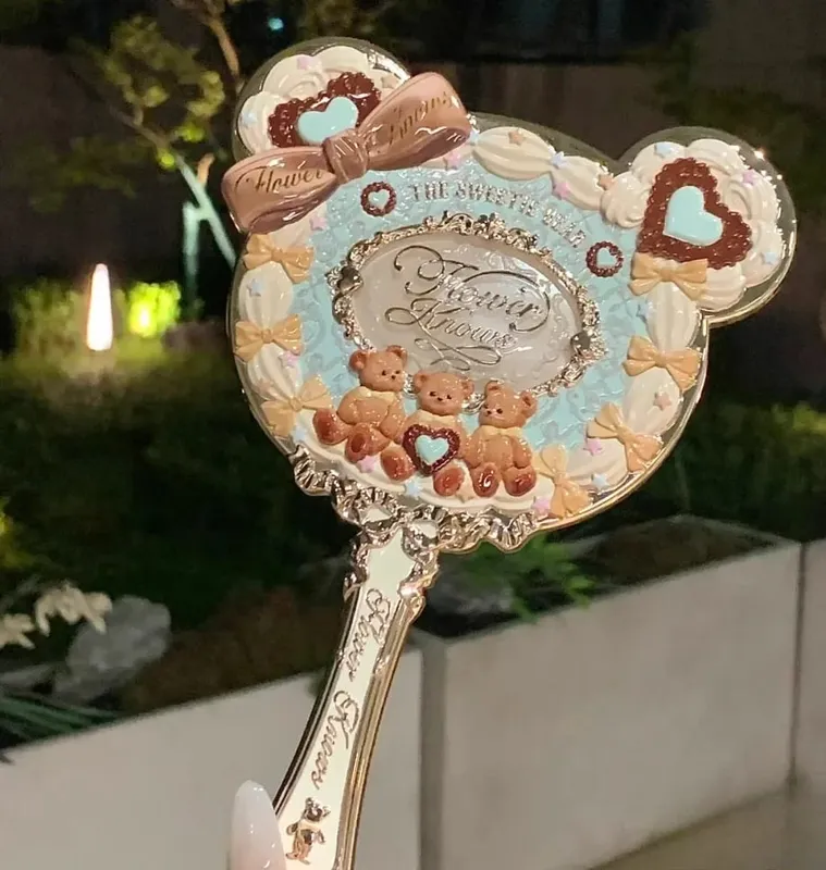 مرآة مكياج محمولة من Flower Knows، ليلة منتصف الصيف، الفراولة كيوبيد أرنب حديقة الإغاثة، نمط محدود، مجموعة أدوات مكياج ذات ألوان محدودة