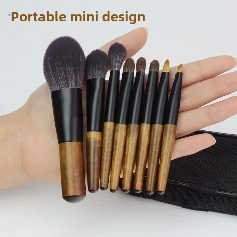 8st Mini Travel Makeup Borste Set med påse Trähandtag Kosmetisk borste för ansiktspulver Blush Highlighter Concealer Ögonskugga — image 3