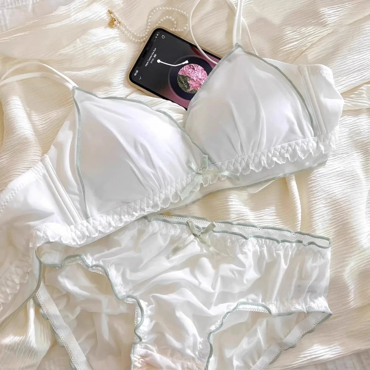 French thin cup girly lingerie no underwire small breast hold up no underwire sweet bra set — image 3