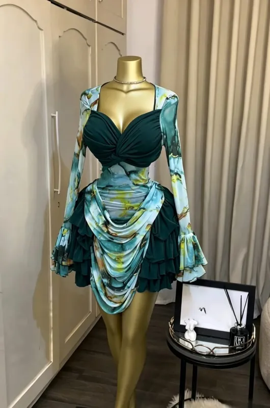 CM.YAYA Damen-Kleid mit Batikdruck, kaskadierende Rüschen, Glocke, lange Ärmel, figurbetont, gerafft, drapiert, V-Ausschnitt, Urlaub, Strand, Urlaubskleider — image 9