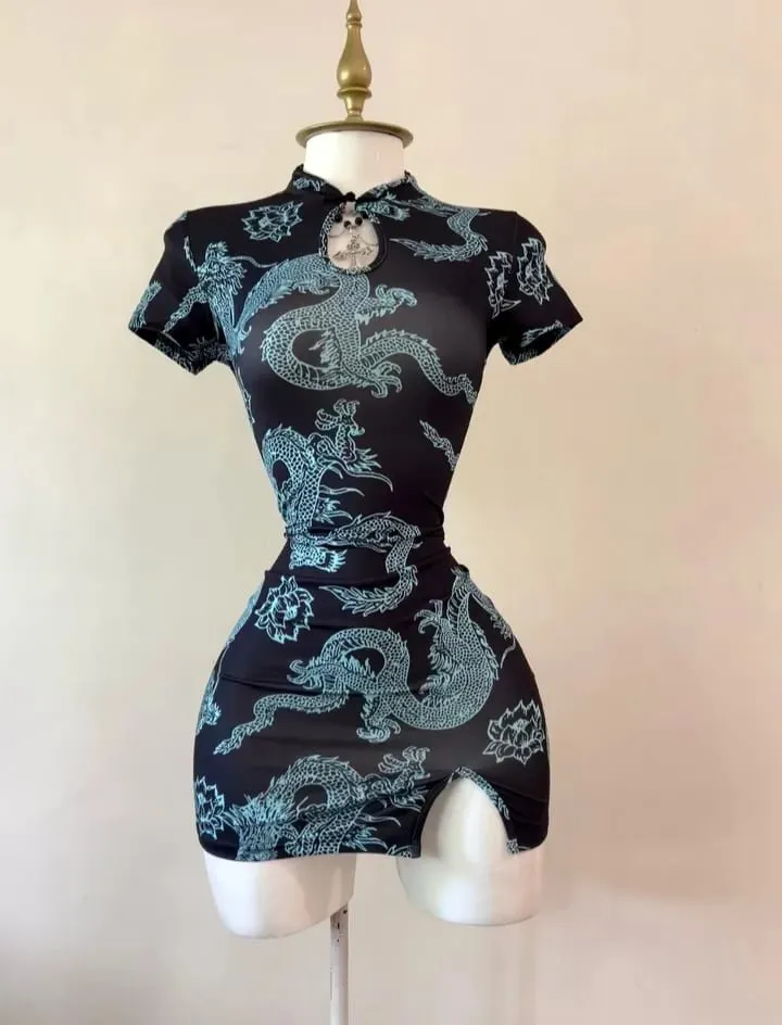 Modello di drago stile tendenza nazionale Colletto rialzato a maniche corte cheongsam migliorato con gonna corta a fessura sexy abbottonata — image 4