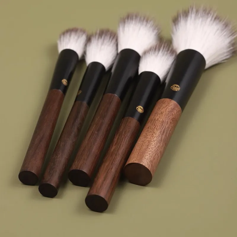 Professional Handmade Makeup Brushes 1PC Blue Fox Goat Hair Stippling Blush Brush Walnut Handle Make Up Brush