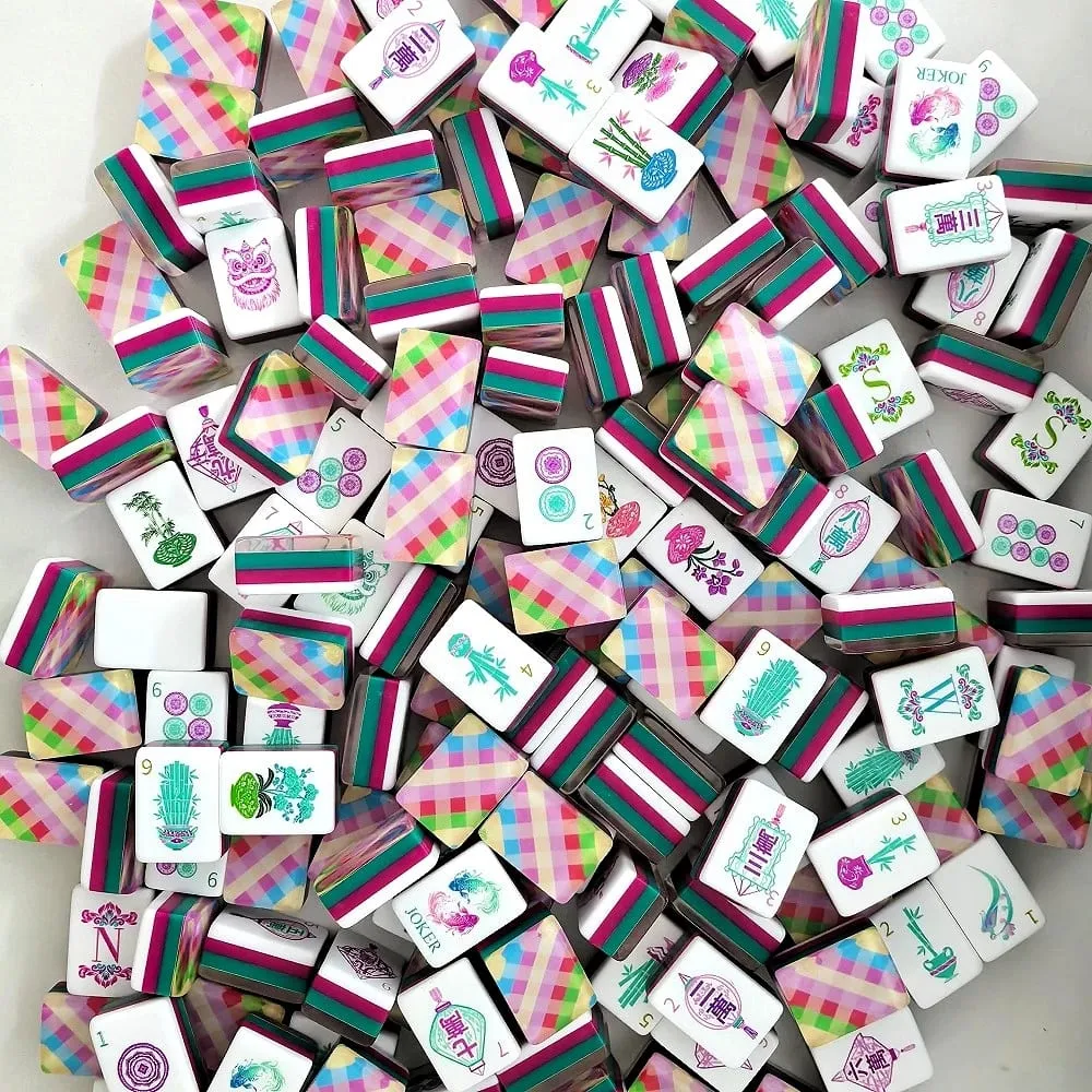 Piastrelle Mahjong americane in acrilico inciso di lusso Set Mahjong scozzese rosa Set Mah Jongg in cristallo intagliato per giochi da tavolo per feste al coperto