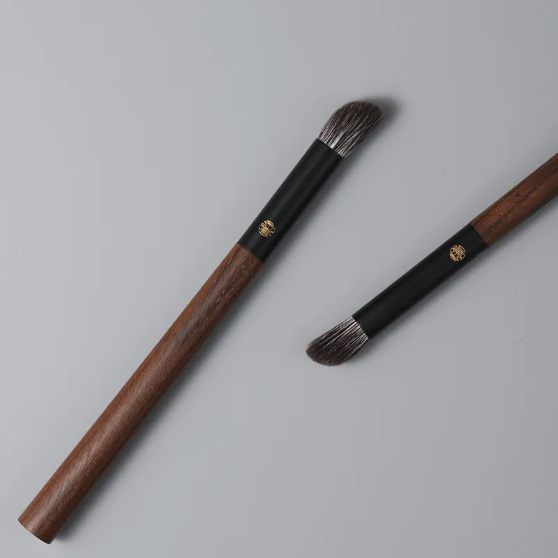 Professional Handmade Makeup Brushes 1PC Soft Blue Fox Hair Slanted Eye Shadow Blending Brush Walnut Handle Make Up Brush