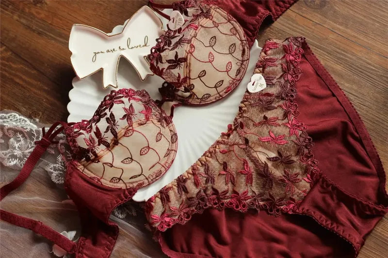 Victorian Style Plus Size Red Lace Bra Set Sexy Underwire Support for Big Breasts Women's Elegant Lingerie Bow Design