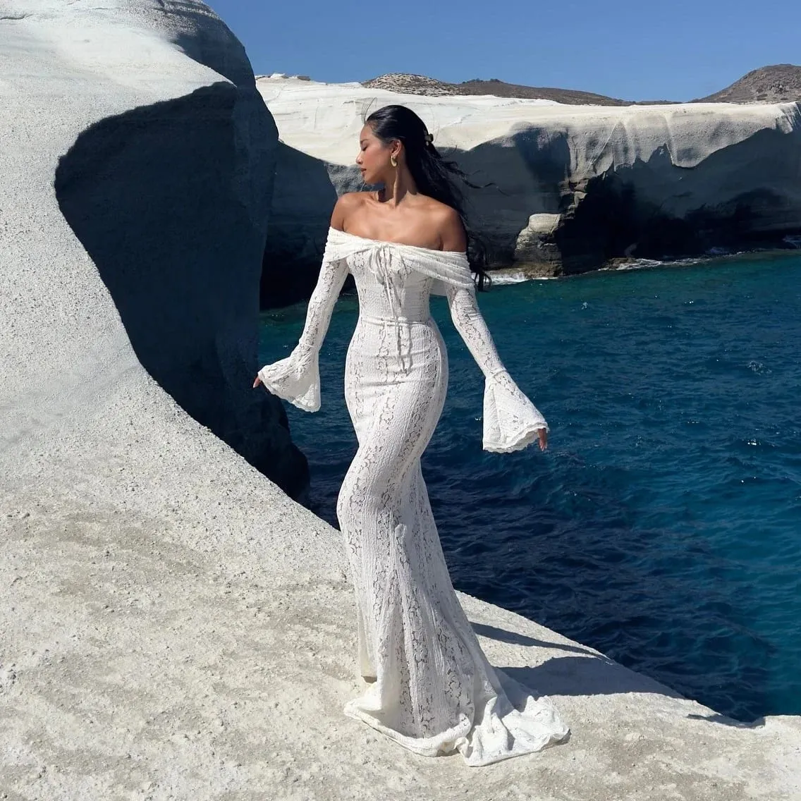 Oligai Abito elegante aderente con spalle scoperte 2024 Nuovo in bianco Abito lungo in pizzo con maniche svasate Abito da sposa per le donne