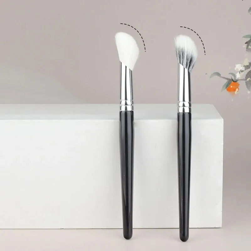 1pc sickle Goat Hair Contour Makeup brushes Bevel Blush Make up brushes Highlight Setting Multi-functional cosmetic tools — image 1