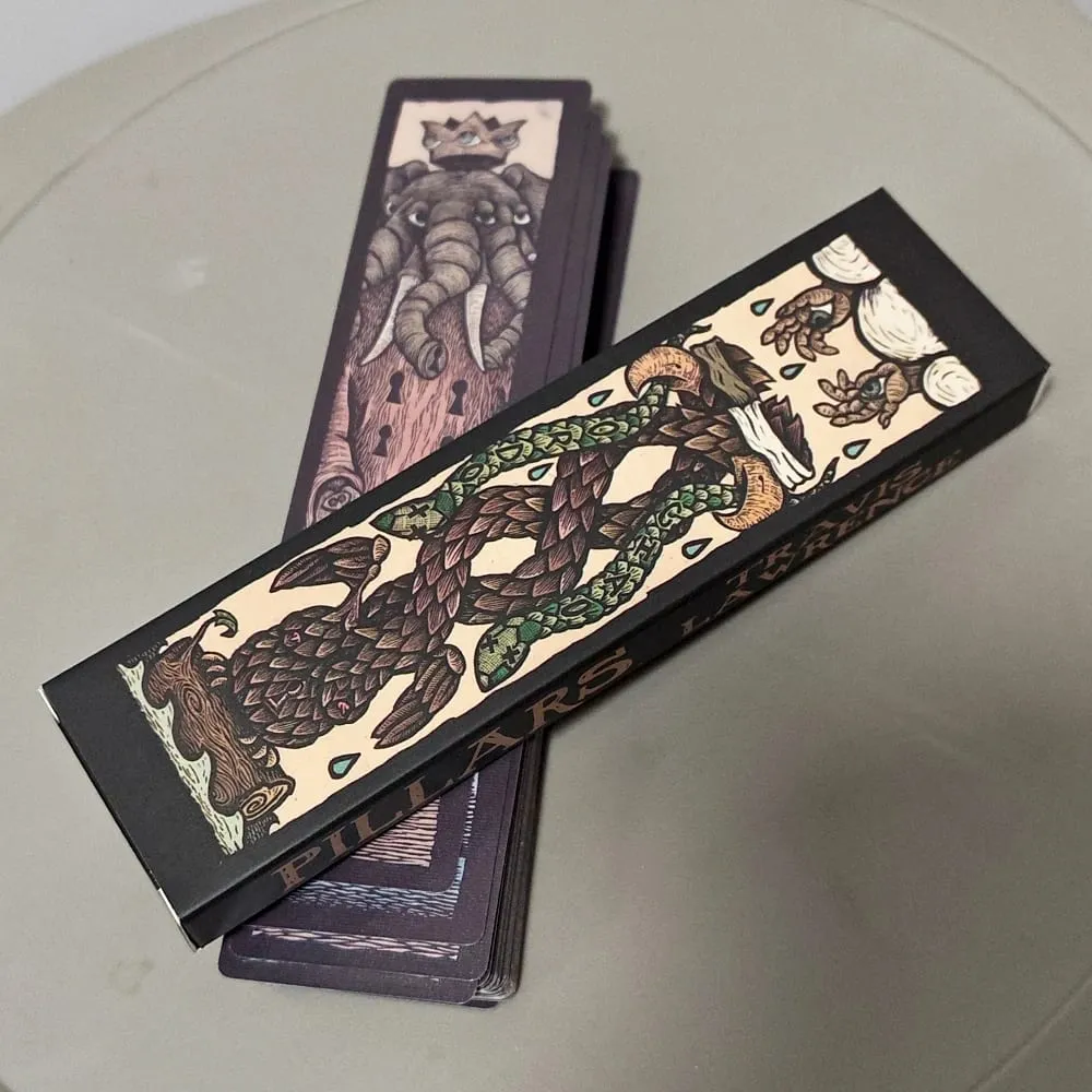 Dvojité reliéfní temný surrealismus Pillars Deck Travis Lawrence 4*16cm - 36 ks Surrealistický okultní symbolismus Ilustrační karty