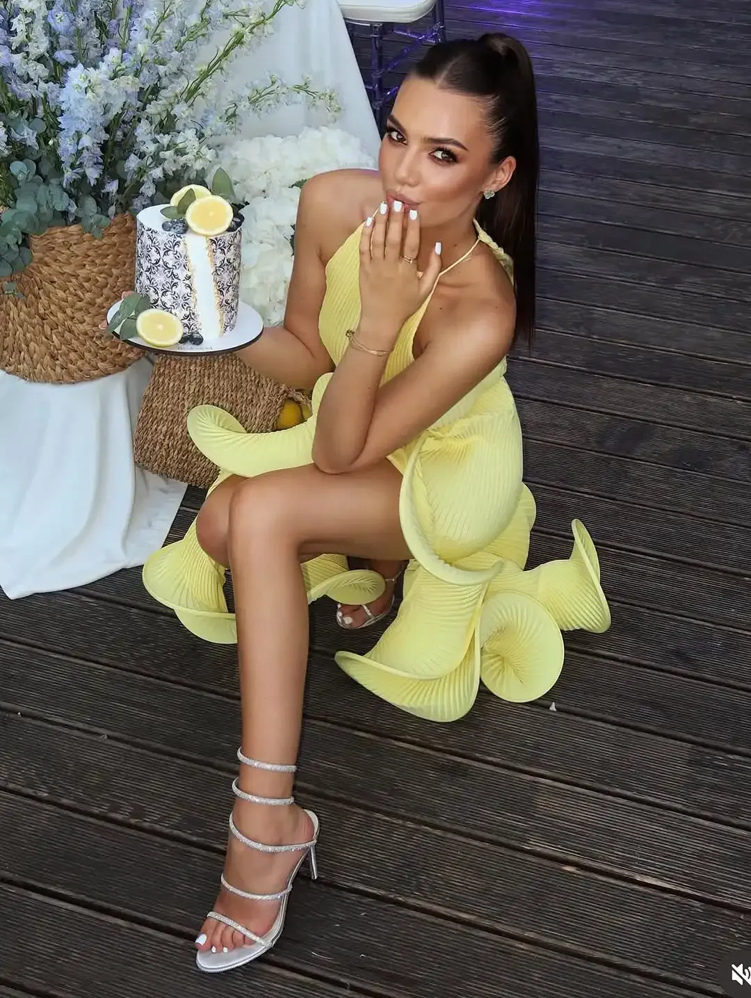 Abito lungo romantico con scollo all'americana giallo romantico Chic maglia a coste con volant a fessura alta slim fit Vestido 2026 Abiti alla moda alla moda primaverili