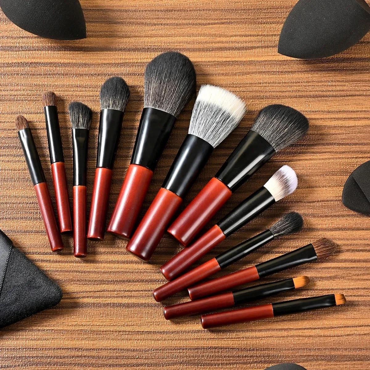 13 PCS Berus Mekap Walnut Set Saiz Perjalanan Profesional Berus Mekap Mini Tanpa Shed Tan Dengan Sarung — image 3