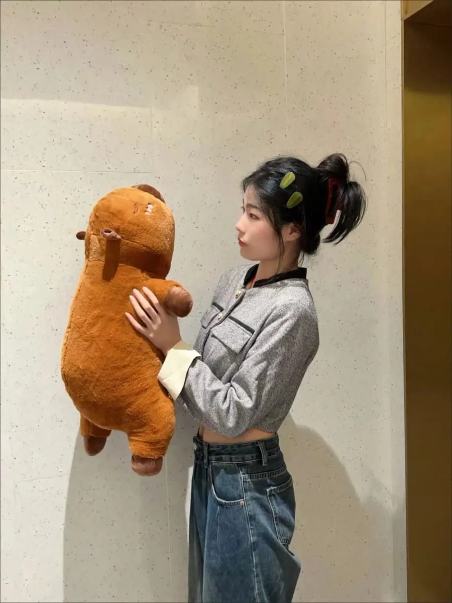 Kawaii Capybara Plys Legetøj Fyldt Capibara Fluffy Dukke Lang Sove Blød Pude Sofa Pude Nap Sovelegetøj til skolejul — image 8