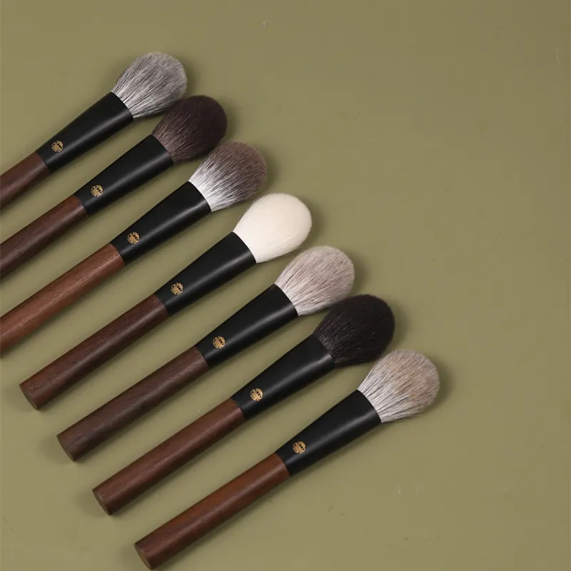 Professional Handmade Makeup Brushes 1PC Soft Squirrel Fox Horse Goat Hair Flat Round Blush Brush Walnut Handle Make Up Brush — image 4