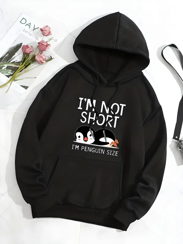 かわいいプリント フード付きスウェットシャツ「I'm Not Short I'm a Penguin」カジュアル ヒップホップ スタイル ユニセックス サイズのペンギン グラフィック スウェットシャツ — image 4