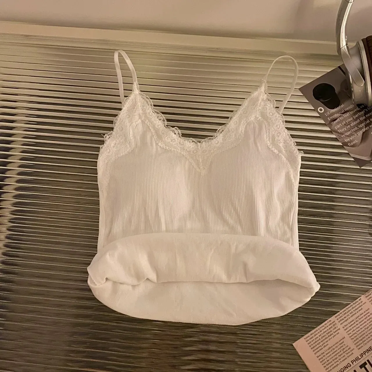 Camis Elegan Ramping Musim Panas 2026 Atasan Kamisol Wanita Atasan Korset Tanpa Lengan Seksi dengan Bantalan Dada Atasan Crop Tambal Sulam Renda Manis