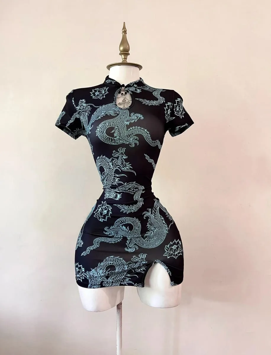 Modello di drago stile tendenza nazionale Colletto rialzato a maniche corte cheongsam migliorato con gonna corta a fessura sexy abbottonata — image 2