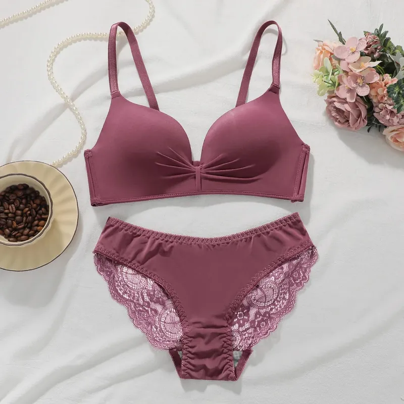 Set Bra Renda Warna Solid Bra Push Up Tanpa Kawat Wanita Nirkabel dan Celana Dalam Set 2 Potong Pakaian Dalam Nyaman Sehari-hari