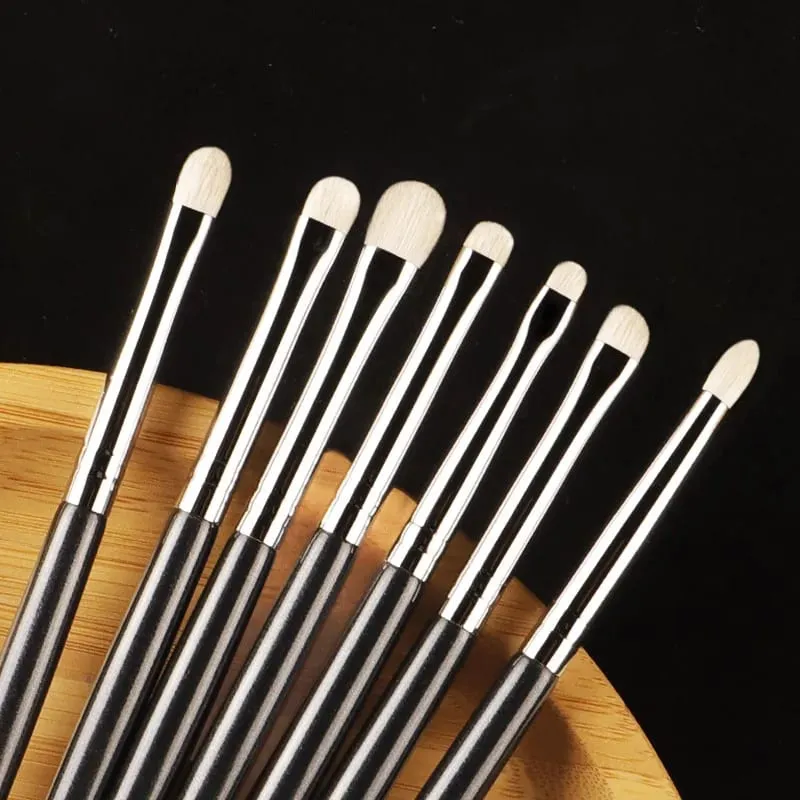 1pc White Pony Hair Eyeshadow Makeup brushes Small Smudge Precision Crease Detail Bevel Eye Shadow Make up brush Liner Lip — image 1