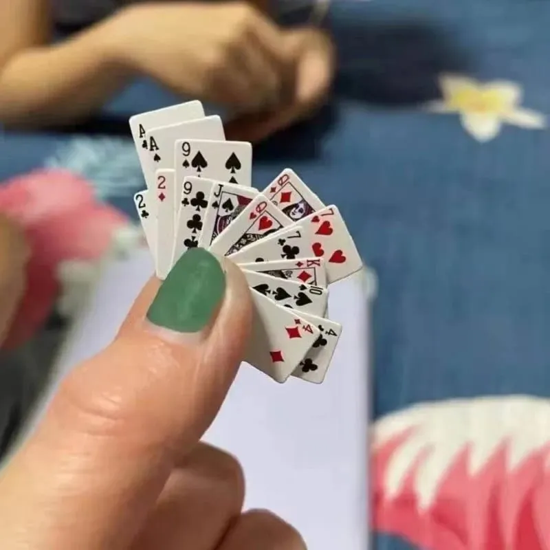 재미 있은 귀여운 미니 카드 놀이 포커 게임 슈퍼 작은 카드 스푸핑 선물 여행 장난감 장난 꾸러기 소품 소형 포커 카드