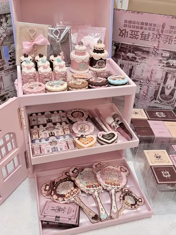 Flower Knows the Sweetie Bear Collection Allin Makeup Kit Gift Box with Eyeshadow Blush Concealer Lipstick & Mirror — image 6