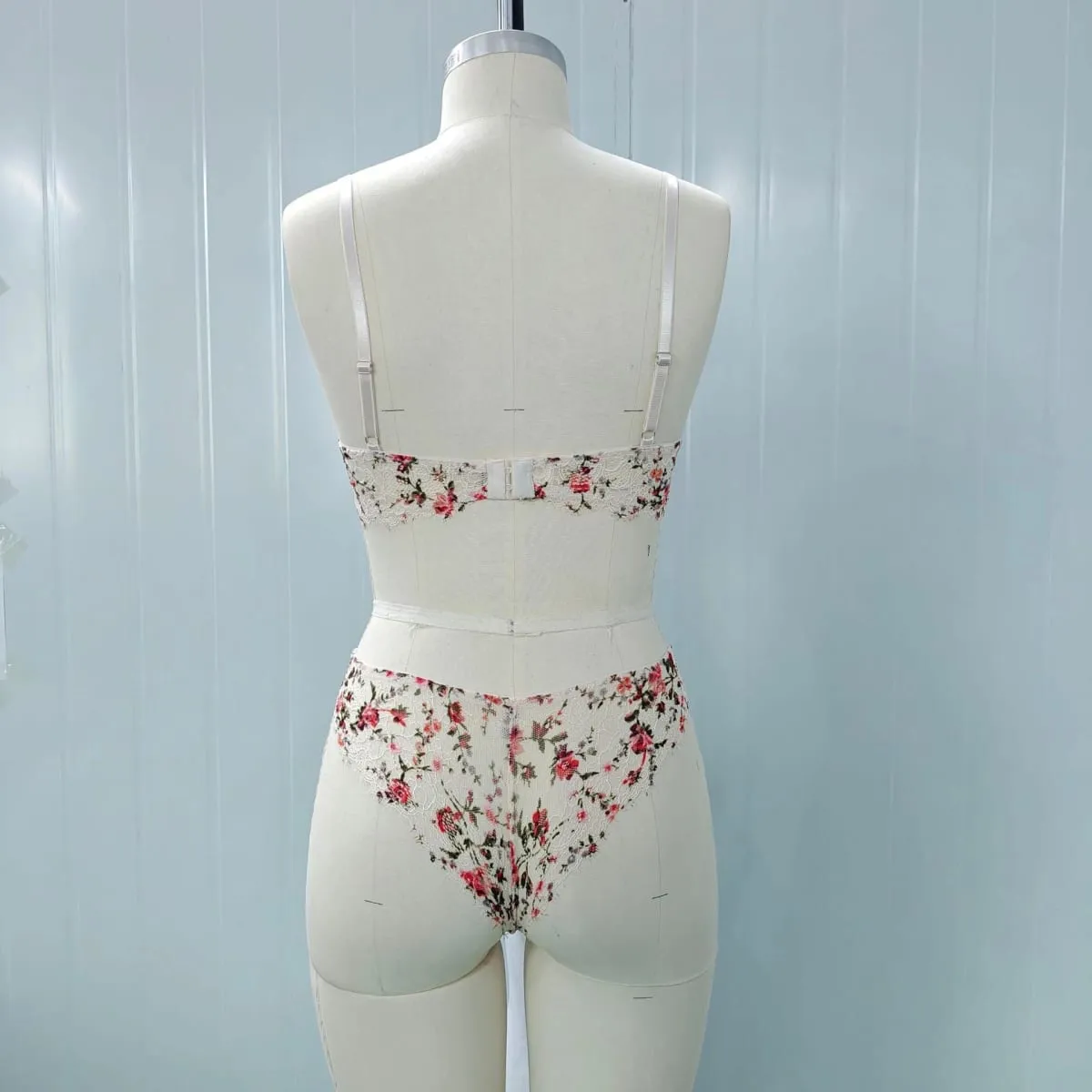 Reggiseno in pizzo floreale ultra sottile sfoderato Set di biancheria intima con anello in acciaio Vedere attraverso il reggiseno estivo da donna in lingerie sexy