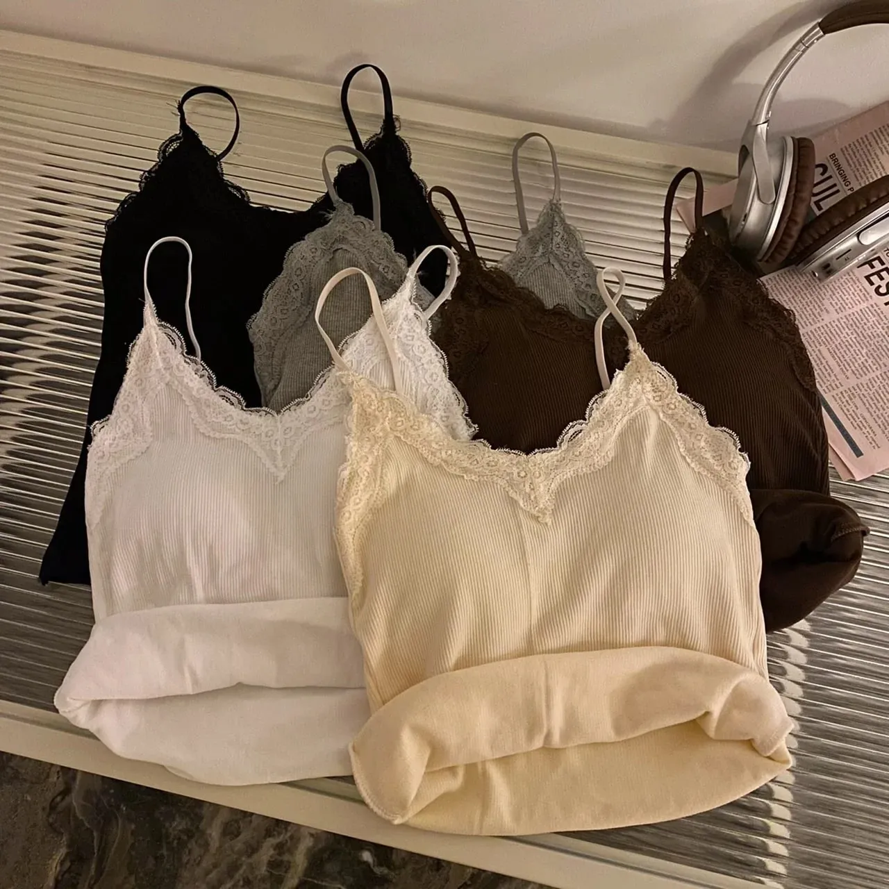 Camis Elegan Ramping Musim Panas 2026 Atasan Kamisol Wanita Atasan Korset Tanpa Lengan Seksi dengan Bantalan Dada Atasan Crop Tambal Sulam Renda Manis — image 3