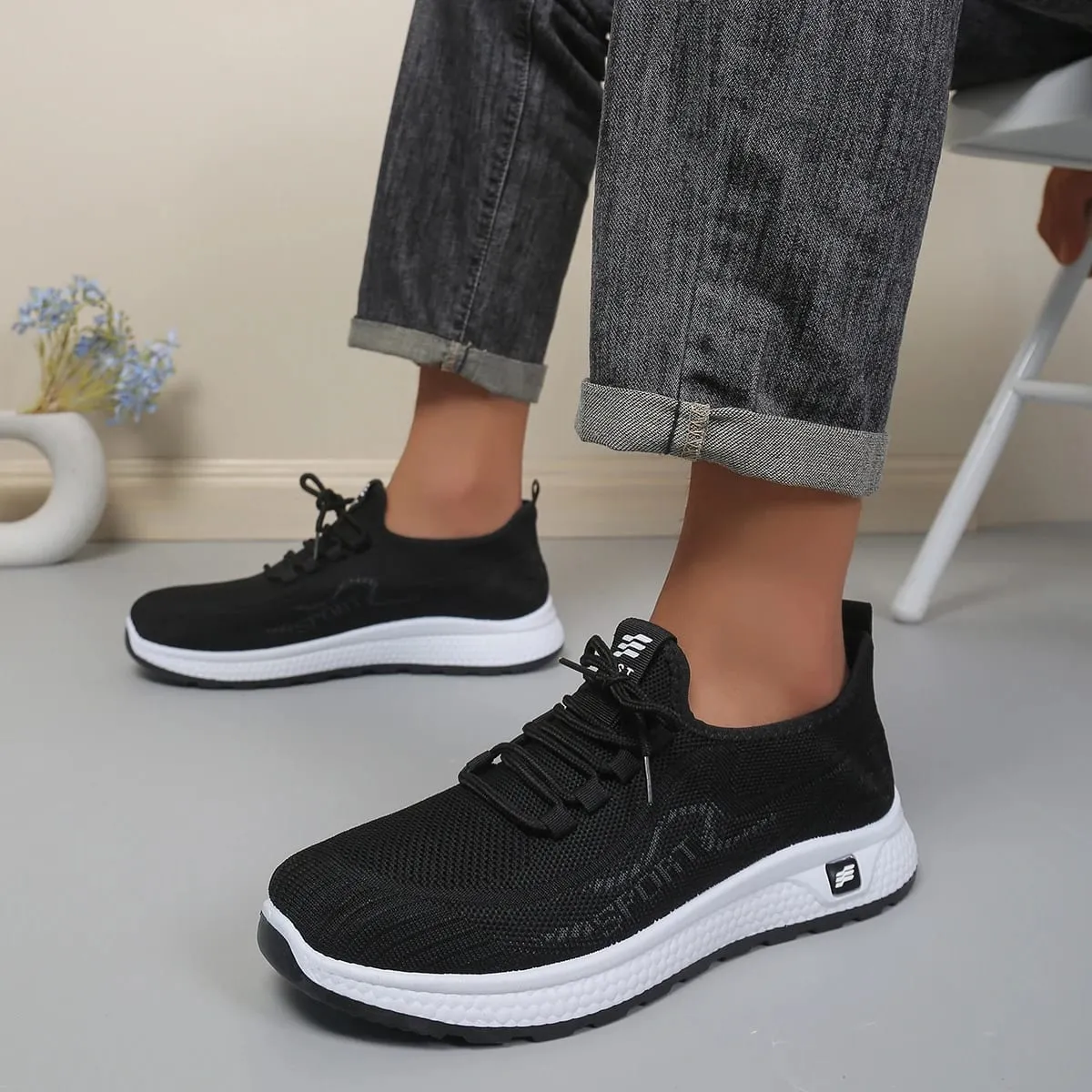 Alas Kaki Bertali Jaring Pria Warna Solid Minimal Sepatu Latihan Serbaguna Sol Luar Hitam Berukir Benjolan Atas Rajutan Berlubang Halus