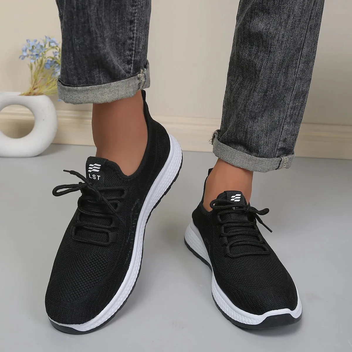 Alas Kaki Bertali Jaring Pria Warna Solid Minimal Sepatu Latihan Serbaguna Sol Luar Hitam Berukir Benjolan Atas Rajutan Berlubang Halus