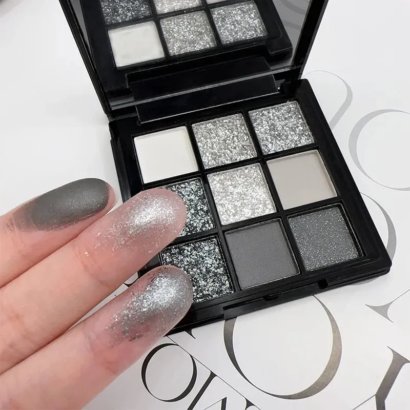 Paleta de sombras esfumaçadas pretas de 9 cores com lantejoulas de glitter holográfico e pincéis de sombra de ponta dupla Kit de maquiagem para festa de Halloween — image 5