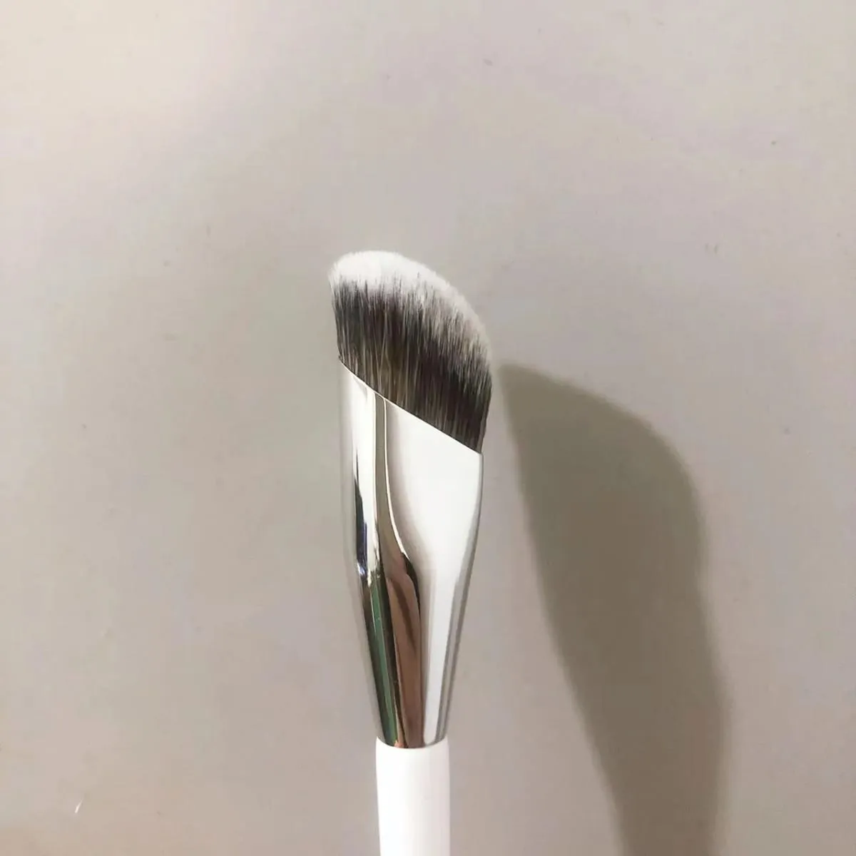 1pc White 811 Corrector Makeup Brushes Angled Liquid Foundation Base Make up Brush Detail Face Essential Concealer Beauty tool — image 4