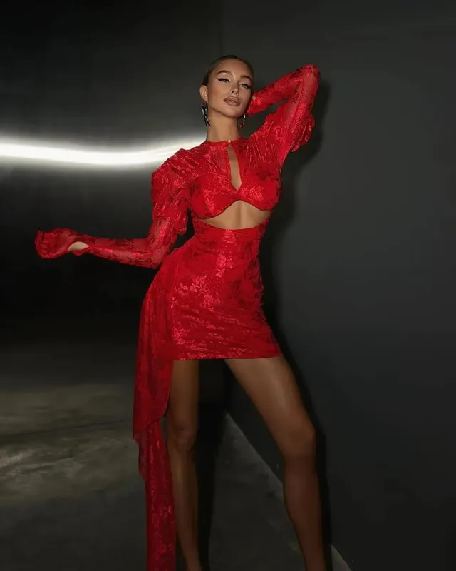 Haute qualité rouge blanc femmes à manches longues Sexy dentelle drapée moulante Mini robe gants discothèque fête célébrer robe d'anniversaire