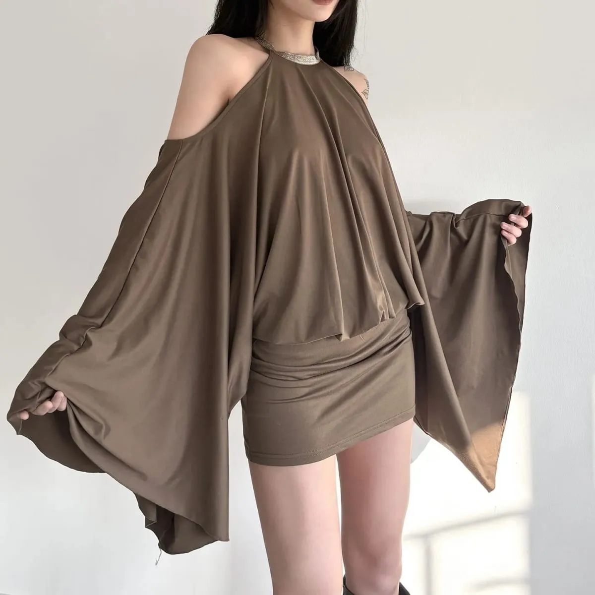 ใหม่สไตล์สาวร้อนในยุโรปและอเมริกาที่ไม่มีสายหนังกระเป๋าเป้สะพายหลังสะโพกเซ็กซี่หลวมแขนค้างคาวการออกแบบชุดกระโปรงคอเชือกแขวนคอ