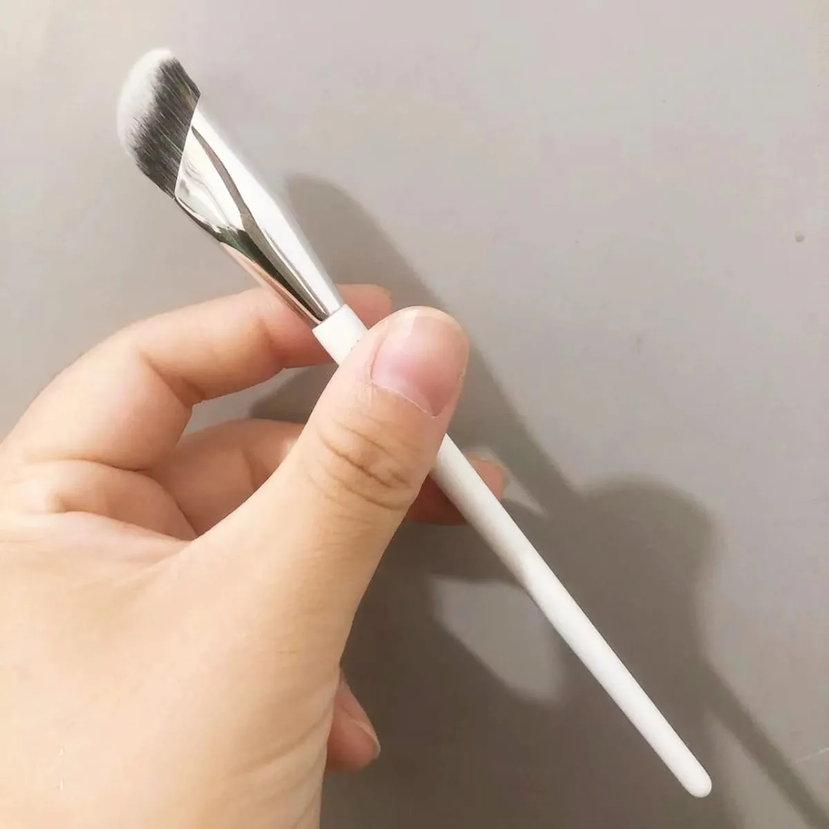 1pc White 811 Corrector Makeup Brushes Angled Liquid Foundation Base Make up Brush Detail Face Essential Concealer Beauty tool — image 2