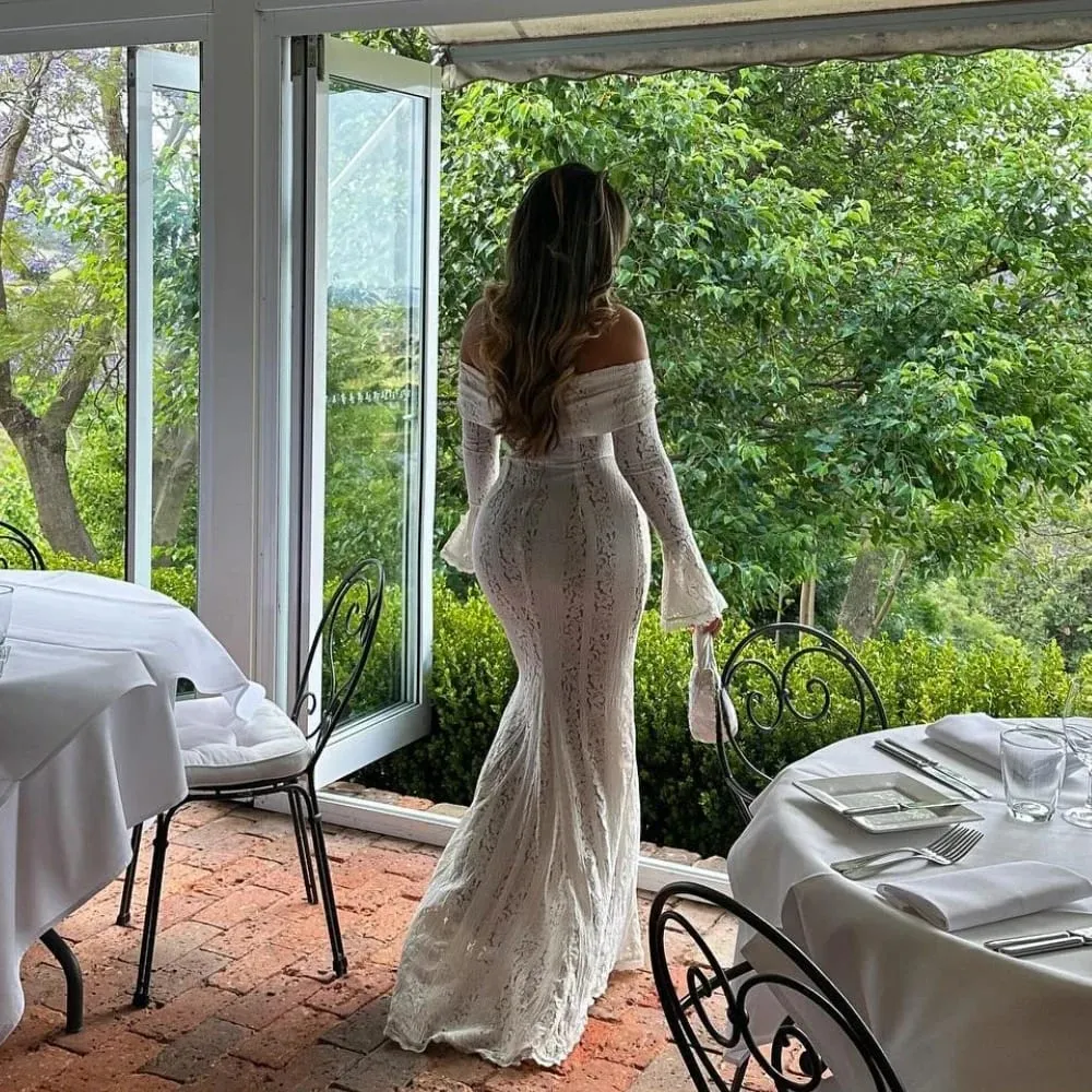 Oligai Abito elegante aderente con spalle scoperte 2024 Nuovo in bianco Abito lungo in pizzo con maniche svasate Abito da sposa per le donne