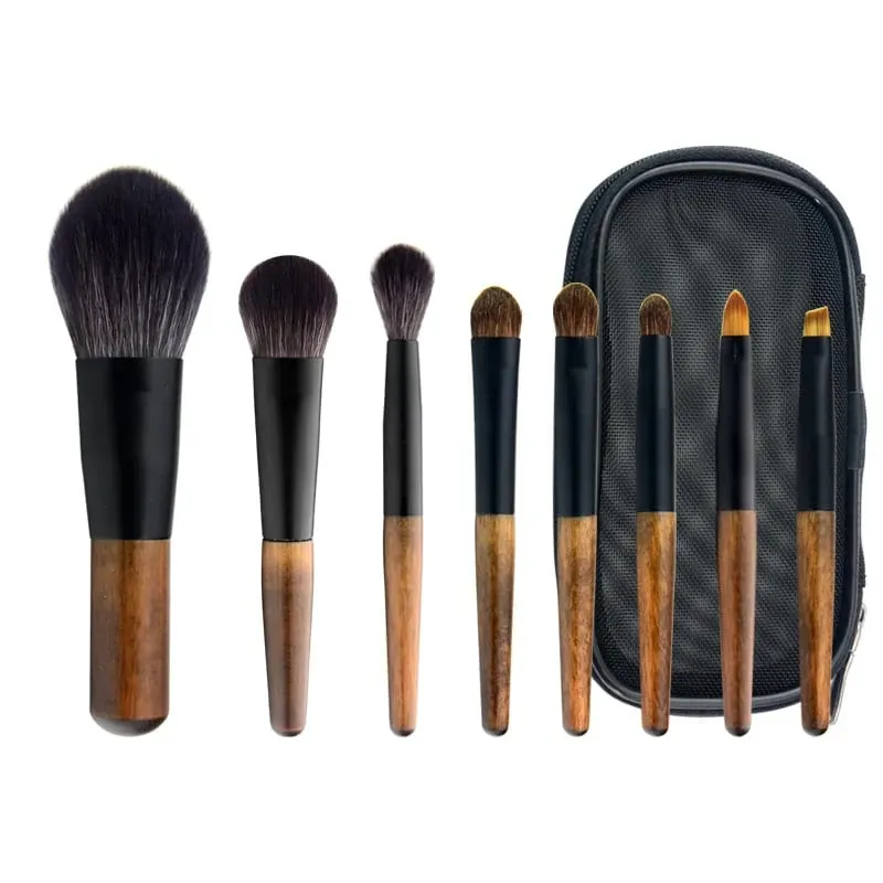 8st Mini Travel Makeup Borste Set med påse Trähandtag Kosmetisk borste för ansiktspulver Blush Highlighter Concealer Ögonskugga
