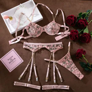 Conjunto de lencería con estampado borda