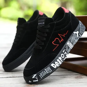Lette afslappede sneakers til mænd. Til hverdags udendørs løbe- og skatesko til mænd. Farver: sort og rød. Størrelser: 39 til 48.