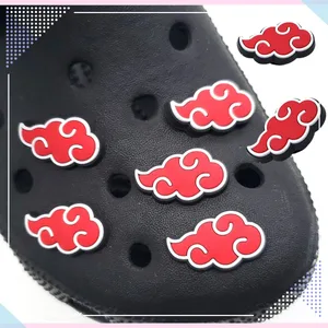 "Naruto mercadoria Akatsuki organização logotipo sapato encantos sapatos       com buracos fivela DIY atacado masculino"