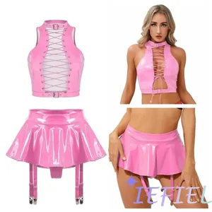 Zweiteiliger Damen-Zweiteiler aus glänzendem Latex. Verlockende zweiteilige Nachtwäsche mit kurzen Oberteilen und ausgestelltem Minrock-Nachtwäsche-Disco-Pole-Dance-Anzug