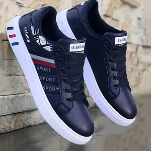 Et par hvide sneakers perfekt til skateboarding af fritidssport og hverdagstøj. Letvægts med en blød sål Velegnet til f